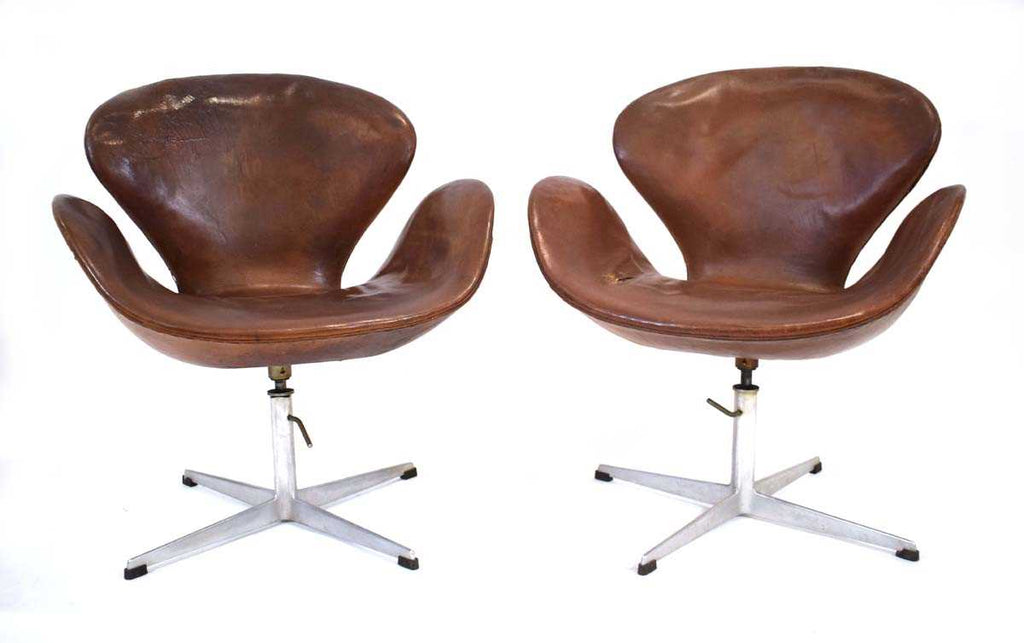 Pair of early swan chairs by Arne Jacobsen for Fritz Hansen (1958-1962)